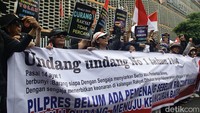 Mereka menuntut agar Bawaslu dapat tetap bersikap netral dalam menangani segala bentuk laporan kecurangan dalam Pemilu 2024.