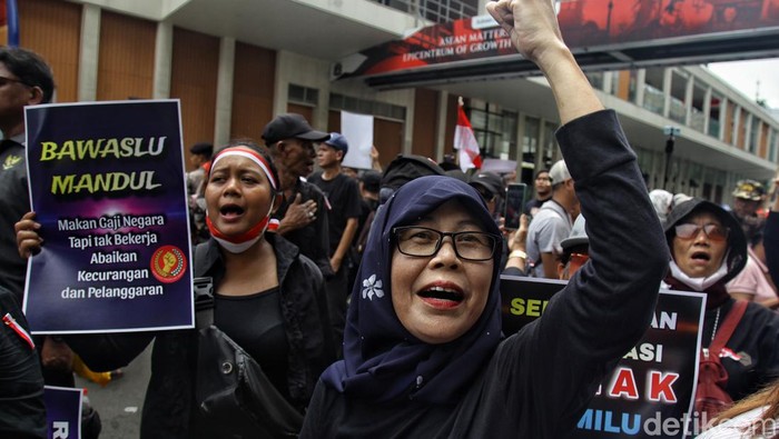 Massa dari berbagai elemen masyarakat melakukan aksi unjuk rasa di depan Gedung Bawaslu RI Jl Thamrin Jakarta, Senin (19/2/2024).