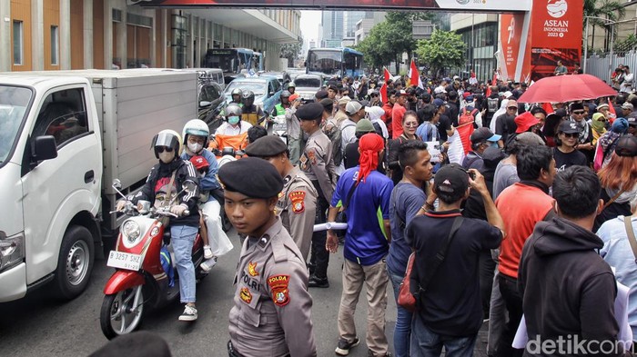 Kendaraan terjebak kepadatan arus lalu lintas akibat aksi unjuk rasa di depan Gedung Bawaslu RI Jl Thamrin Jakarta, Senin (19/2/2024).