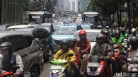 Pengendara harus memperlambat laju kendaraannya. Sesekali suara Klakson juga terdengar dari beberapa kendaraan.  