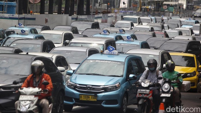 Potret Kemacetan Imbas Demo di Bawaslu Kendaraan terjebak kepadatan arus lalu lintas akibat aksi unjuk rasa di depan Gedung Bawaslu RI Jl Thamrin Jakarta, Senin (19/2/2024).