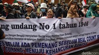 Mereka juga mengungkapkan mengambil langkah untuk menggelar aksi lantaran menganggap masih banyak kecurangan yang terjadi dalam Pemilu 2024. Mereka pun meminta Bawaslu dapat bersikap tegas bisa mendiskualifikasi pasangan calon yang paling banyak melakukan kecurangan.  