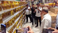 Selanjutnya, Zulhas juga menyambangi Transmart Mal Kota Kasablanka untuk meninjau pasokan beras. Hasil kunjungannya itu, Zulhas menyebut terjadi kenaikan harga beras premium pada retail modern. Zulhas menjelaskan, naiknya harga beras premium disebabkan karena masalah suplai dan permintaan. Di sisi lain, Indonesia juga menghadapi El Nino yang menyebabkan masa panen mundur. Ilyas Fadilah/detikcom