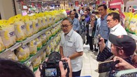 Adapun harga beras premium, kata Zulhas, dijual di kisaran Rp 72-80 ribu per 5 kg. Sementara HET masih di kisaran Rp 69,5 ribu per 5 kg. Tingginya harga tersebut membuat ritel enggan menyetok beras premium. Menurut Zulhas, naiknya harga beras premium membuat konsumen banyak beralih ke beras SPHP (Stabilitas Pasokan Harga Pangan). Ia menyebut peralihan ini membuat stok beras SPHP di pasaran cepat habis. Menurutnya hal ini akan dirapatkan lebih lanjut oleh pemerintah. Ilyas Fadilah/detikcom