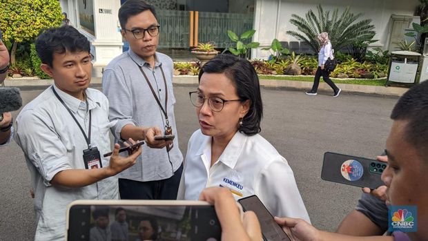 Presiden Joko Widodo (Jokowi) baru saja memanggil Menteri Keuangan Sri Mulyani Indrawati ke Istana Kepresidenan, Jakarta, Senin (19/2/2024). (CNBC Indonesia/Emir Yanwardhana)