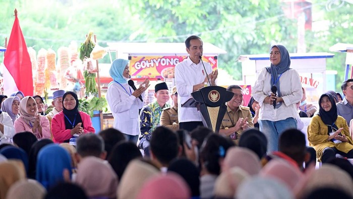 Presiden Joko Widodo (Jokowi) dalam silaturahmi nasabah Permodalan Nasional Mardani Membina Ekonomi Keluarga Sejahtera (PNM Mekaar).