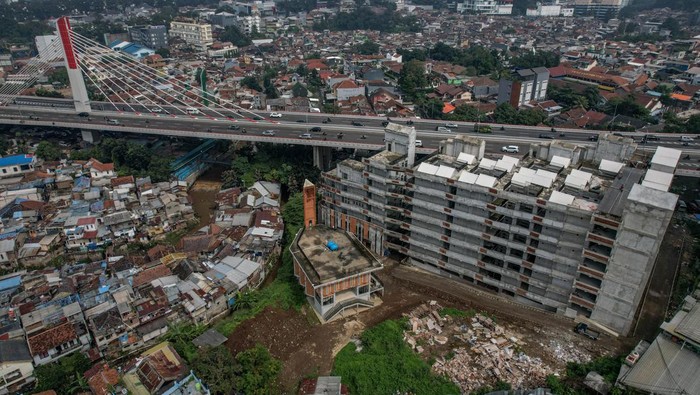 Foto udara proyek pembangunan Rumah Deret Tamansari, Bandung, Jawa Barat, Senin (19/2/2024). Pemerintah Kota Bandung menargetkan Rumah Deret Tamansari berkapasitas 400  unit rumah tersebut dapat dihuni pada tahun 2024 dan saat ini masih adanya pengerjaan di beberapa bagian tower. ANTARA FOTO/Raisan Al Farisi/Spt.