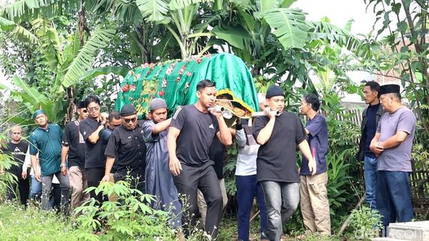 Proses pemakaman Ketua KPPS di Cileunyi
