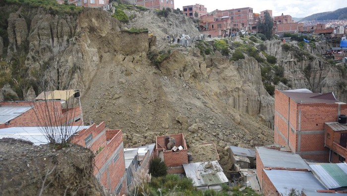 Puluhan Rumah di Bolivia Tertimbun Longsor, 3 Orang Tewas Neighbours and residents look at the damage after landslides caused by rains that buried houses and left fatalities, in Achocalla, Bolivia February 17, 2024. REUTERS/Claudia Morales