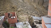 Hujan deras sejak Senin dan Selasa lalu mengakibatkan rumah roboh, sungai meluap, hingga tanah longsor.  