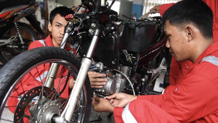 Pusat pelatihan kerja daerah di Jakarta Peserta mengikuti pelatihan jurusan teknik motor di Pusat Pelatihan Kerja Daerah (PPKD) Jakarta Utara, Senin (19/2/2024). PPKD Jakarta Utara pada tahun 2023, melakukan pelatihan sebanyak 1.320 peserta dengan realisasi 1.420 peserta pada 12 kejuruan tersebut berhasil mengirimkan 538 sumber daya manusia yang berkualitas dan handal ke beberapa perusahaan dan industri. ANTARA FOTO/M Risyal Hidayat/Spt.
