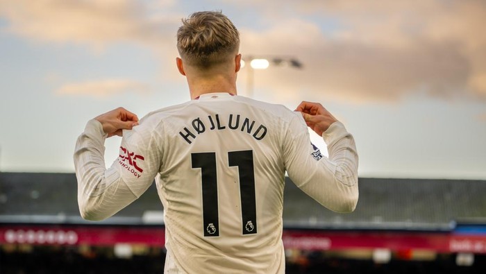 LUTON, ENGLAND - FEBRUARY 18:   Rasmus Hojlund of Manchester United celebrates scoring a goal to make the score 0-1 during the Premier League match between Luton Town and Manchester United at Kenilworth Road on February 18, 2024 in Luton, United Kingdom. (Photo by Ash Donelon/Manchester United via Getty Images)