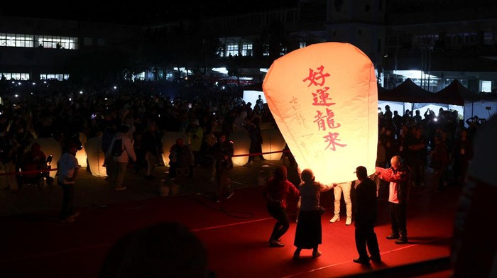 People release sky lanterns ahead of the Lantern Festival in New Taipei city, Taiwan February 17, 2024. REUTERS/Ann Wang     TPX IMAGES OF THE DAY