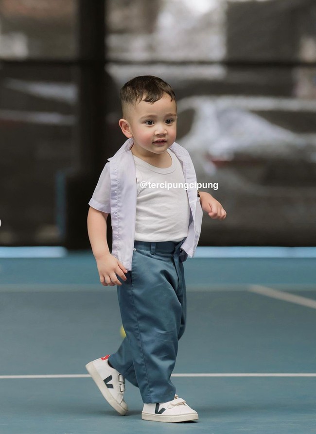 Berlokasi di kediaman Raffi Ahmad dan Nagita Slavina, acara kejutan tersebut berlangsung dengan meriah. Salah satu yang penampilannya cukup mencuri atensi ialah Rayyanza. Memakai seragam SMA, Rayyanza berhasil bikin gemas. Foto: Instagram/@raffinagita1717