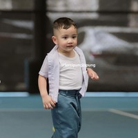 Berlokasi di kediaman Raffi Ahmad dan Nagita Slavina, acara kejutan tersebut berlangsung dengan meriah. Salah satu yang penampilannya cukup mencuri atensi ialah Rayyanza. Memakai seragam SMA, Rayyanza berhasil bikin gemas. Foto: Instagram/@raffinagita1717