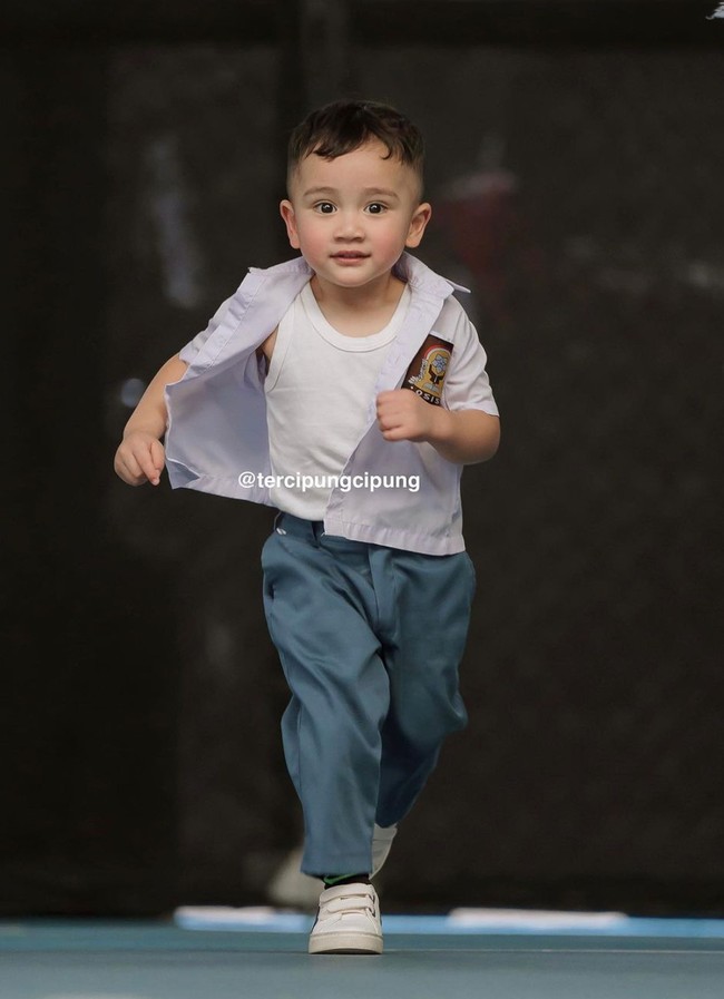 Mengenakan seragam dengan kancing baju yang dilepas, adik Rafathar itu tampak asik berlarian. “arghhhh ini terlalu lucuuu,” komentar salah seorang netizen. “Ajja vibesnya kakel hits banget iniiiii,” komentar netizen lain. Foto: Instagram/@raffinagita1717