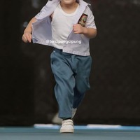 Mengenakan seragam dengan kancing baju yang dilepas, adik Rafathar itu tampak asik berlarian. “arghhhh ini terlalu lucuuu,” komentar salah seorang netizen. “Ajja vibesnya kakel hits banget iniiiii,” komentar netizen lain. Foto: Instagram/@raffinagita1717