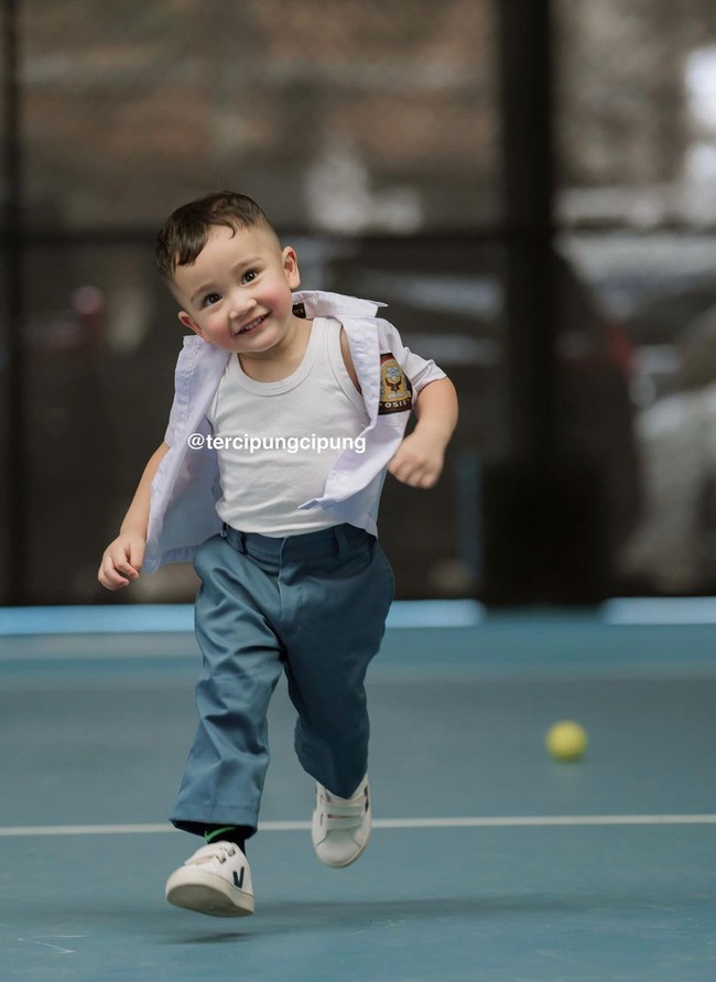 Pipi tomat Rayyanza juga tak kalah mencuri atensi dan bikin gemas. “AJAAAA PIPI NYA LUCUUU BGT MERAH,” tulis salah satu komentar. “pipi tomaaat, anak sekolah jgn pake blush on puuuung merah amaaat,” komentar lainnya. Foto: Instagram/@raffinagita1717