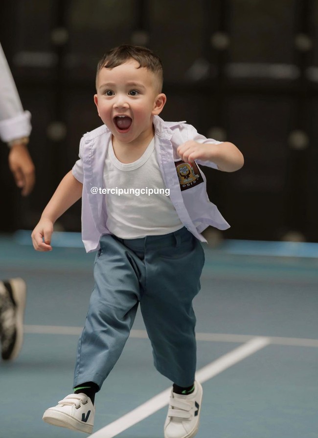 Lahir pada 26 November 2021, Rayyanza kini berusia 2 tahun. Walaupun masih kecil namun anak kedua Raffi dan Nagita itu sudah memiliki banyak penggemar. Foto: Instagram/@raffinagita1717