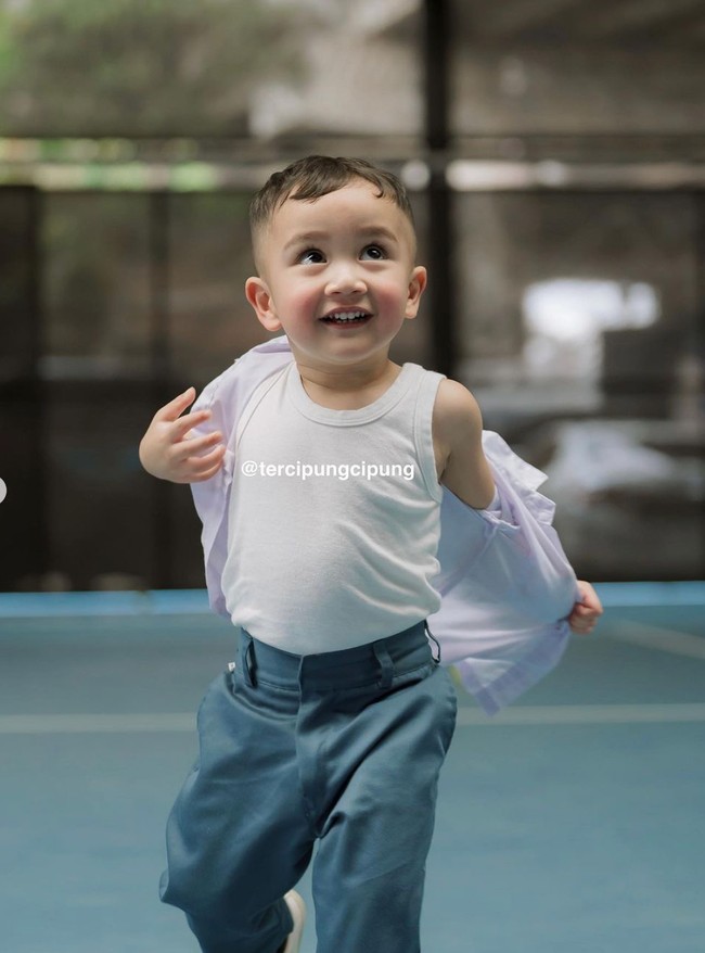 Nggak cuma bikin gemas, banyak yang juga memuji paras ganteng Rayyanza. Kira-kira kalau dilihat-lihat Rayyanza lebih mirip Raffi Ahmad atau Nagita Slavina ya? Foto: Instagram/@raffinagita1717