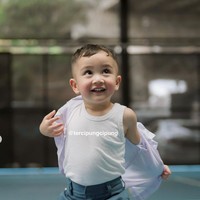 Nggak cuma bikin gemas, banyak yang juga memuji paras ganteng Rayyanza. Kira-kira kalau dilihat-lihat Rayyanza lebih mirip Raffi Ahmad atau Nagita Slavina ya? Foto: Instagram/@raffinagita1717