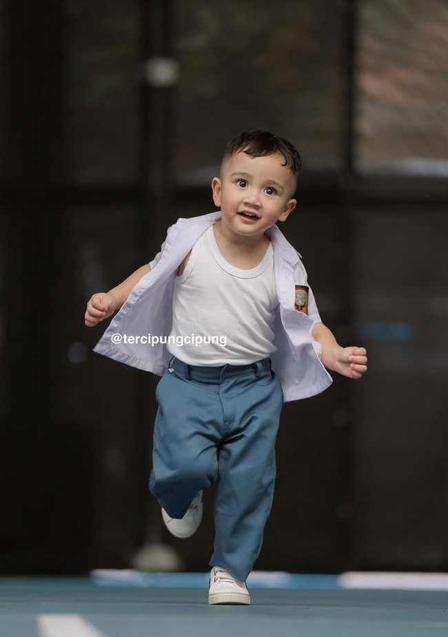 Potret penampilan Rayyanza saat cosplay menjadi anak SMA itu pun banyak dibagikan ulang oleh akun penggemarnya. Tak sedikit yang berhasil dibuat tercipung-cipung melihat tingkah lucu dan menggemaskannya. Foto: Instagram/@raffinagita1717