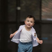 Potret penampilan Rayyanza saat cosplay menjadi anak SMA itu pun banyak dibagikan ulang oleh akun penggemarnya. Tak sedikit yang berhasil dibuat tercipung-cipung melihat tingkah lucu dan menggemaskannya. Foto: Instagram/@raffinagita1717