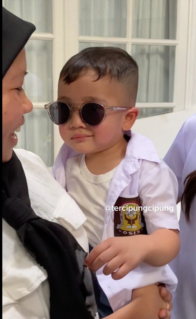 Raffi Ahmad dan Nagita Slavina baru saja mendapat kejutan ulang tahun dari para karyawan Rans Entertainment. Bertajuk SMA 16 Andara, semua yang hadir tampil kompak mengenakan seragam SMA, termasuk putra kedua Raffi-Nagita, Rayyanza atau yang biasa dipanggil Cipung. Foto: Instagram/@raffinagita1717