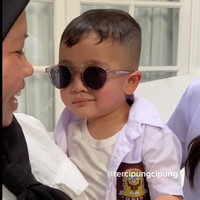 Raffi Ahmad dan Nagita Slavina baru saja mendapat kejutan ulang tahun dari para karyawan Rans Entertainment. Bertajuk SMA 16 Andara, semua yang hadir tampil kompak mengenakan seragam SMA, termasuk putra kedua Raffi-Nagita, Rayyanza atau yang biasa dipanggil Cipung. Foto: Instagram/@raffinagita1717