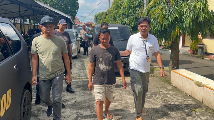 Sarbini saat diamankan di kantor polisi.