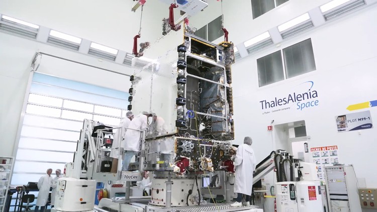 Proses pembuatan Satelit Merah Putih 2 oleh Thales Alenia Space