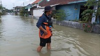 Kecamatan Balongpanggang dan Benjeng serta Cerme diterjang banjir luapan air Kali Lamong. Selain rumah, ratusan hektare sawah, jalan, dan sejumlah fasilitas umum juga terendam banjir