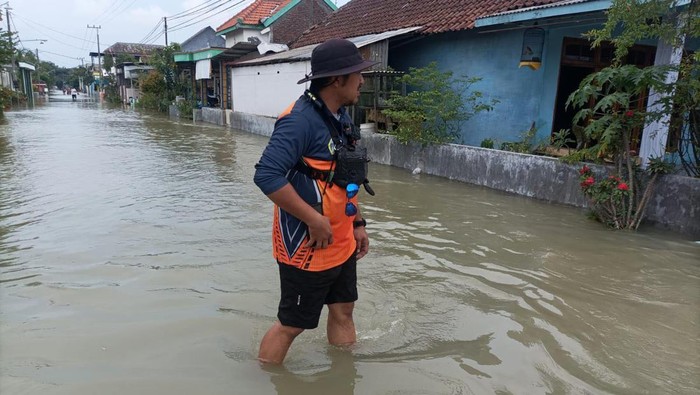 Sejumlah Desa di Gresik Terendam Banjir Akibat Kali Lamong Meluap Sejumlah Desa di Gresik Terendam Banjir Akibat Kali Lamong Meluap