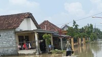 Kondisi salah satu jalan poros desa di Kecamatan Benjeng yangg terendam luapan Kali Lamong.