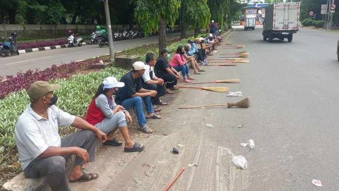 Sejumlah petugas PPSU Kelurahan Ancol, Jakarta Utara, mogok kerja karena dugaan penghinaan yang dilakukan Lurah Ancol dan Sekretaris Kelurahan Ancol. (Antara/dok Pribadi)