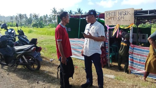Sekretaris KPU (Baju putih) sedang memantau proses PSU di TPS 14 Desa Pekat, Kecamatan Pekat, Dompu NTB Senin (19/2/2024). (Istimewa)
