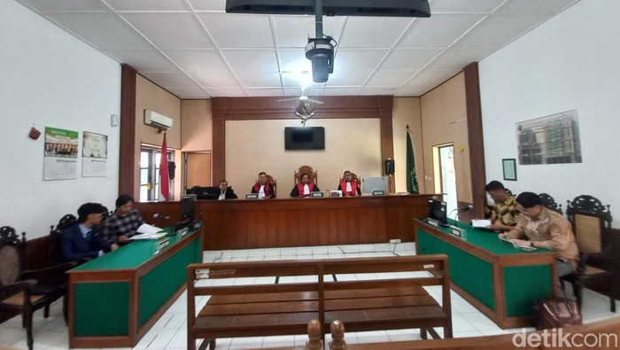 Proes persidangan perkara nomor 25/Pdt.G/2024/Pn Skt, di Pengadilan Negeri Solo, Senin (19/2/2024).