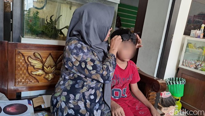 Siswa SD anak polisi di Jombang yang kena pecahan gagang sapu hingga retina matanya rusak dan mengalami glaukoma.