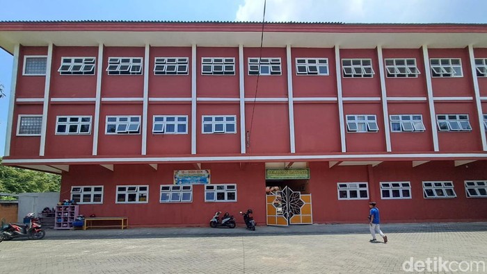 Siswa SD anak polisi di Jombang yang kena pecahan gagang sapu hingga retina matanya rusak dan mengalami glaukoma.