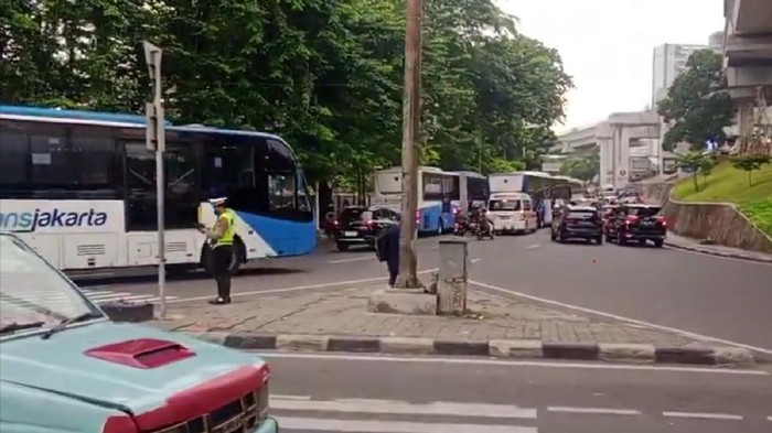 Situasi lalu lintas di Lampu merah Halim Baru Cawang arah Pancoran pagi ini