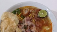 Kalau makan di Soto Mie Pak Dadang harus datang lebih awal. Isiannya mirip seperti soto mie pada umumnya, tetapi ada tambahan kikil dan urat yang tidak pelit. Harga semangkuknya hanya Rp 13 ribu. Lokasinya di Jl.Kartini IX, Jakpus. Foto: GoFood