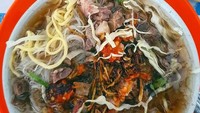 Soto mie yang disajikan dengan gaya tradisional ada di Soto Mie Karang Anyar di Kelapa Gading. Isinya full daging dengan tendon sehingga rasanya kuahnya semakin gurih. Ada pelengkap risol dan tentu mie. Harganya Rp 24 ribuan. Foto : Instagram @gaepsculinary
