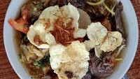 Soto Mie Pak Kadir di Kelapa Gading menawarkan semangkuk soto mie dengan topping melimpah. Isinya juga bisa pilih daging atau campur kikil. Porsinya mengenyangkan, harganya Rp 25.000 saja. Foto : Google Review/Retta Jelita Sipahutar