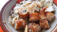 Soto Mie Pak H.Darjo selain enak juga terkenal karena risolnya yang panjang. Sejak 1988 sudah menjual soto mie dengan isian bihun, mie kuning, potongan daging, tahu, risol, dan sayuran. Harganya Rp 25 ribuan. Foto : detikfood
