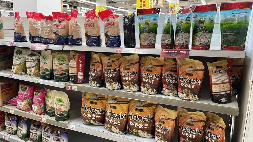 Stok beras di Transmart BSD, Minggu (19/2/2024). (վ/Teti Purwanti)