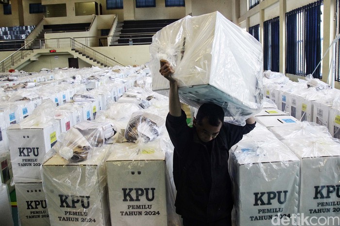 Panitia Pemilihan Kecamatan (PPK) membuka surat suara yang akan dihitung dalam rekapitulasi hasil penghitungan suara tingkat kecamatan di Gelanggang Remaja Kecamatan Tanah Abang, Jakarta Pusat, Senin (19/2/2024). KPU saat ini sedang fokus melakukan akurasi atau sinkronisasi data numerik tampilan publik di laman pemilu2024.kpu.go.id dengan data otentik yang ada dalam foto formulir model C. Para saksi juga mendapatkan layanan medis berupa cek tensi darah untuk memastikan kondisi kesehatan selama rekapitulasi berlangsung.