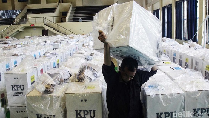 Panitia Pemilihan Kecamatan (PPK) membuka surat suara yang akan dihitung dalam rekapitulasi hasil penghitungan suara tingkat kecamatan di Gelanggang Remaja Kecamatan Tanah Abang, Jakarta Pusat, Senin (19/2/2024). KPU saat ini sedang fokus melakukan akurasi atau sinkronisasi data numerik tampilan publik di laman pemilu2024.kpu.go.id dengan data otentik yang ada dalam foto formulir model C. Para saksi juga mendapatkan layanan medis berupa cek tensi darah untuk memastikan kondisi kesehatan selama rekapitulasi berlangsung.