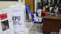 Para saksi juga mendapatkan layanan medis berupa cek tensi darah untuk memastikan kondisi kesehatan selama rekapitulasi berlangsung.   