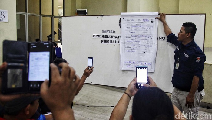 Panitia Pemilihan Kecamatan (PPK) membuka surat suara yang akan dihitung dalam rekapitulasi hasil penghitungan suara tingkat kecamatan di Gelanggang Remaja Kecamatan Tanah Abang, Jakarta Pusat, Senin (19/2/2024). KPU saat ini sedang fokus melakukan akurasi atau sinkronisasi data numerik tampilan publik di laman pemilu2024.kpu.go.id dengan data otentik yang ada dalam foto formulir model C. Para saksi juga mendapatkan layanan medis berupa cek tensi darah untuk memastikan kondisi kesehatan selama rekapitulasi berlangsung.