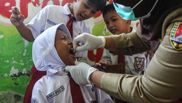 Dokter meneteskan vaksin polio jenis imunisasi novel Oral Polio Vaccine Type 2 (nOPV2) kepada seorang siswa di SDN Sawah Besar 2, Semarang, Jawa Tengah, Senin (19/2/2024). Kementerian Kesehatan menggelar Sub Pekan Imunisasi Nasional (PIN) Polio tahun 2024 putaran kedua secara serentak di tiga provinsi dan satu kabupaten yakni Jawa Tengah, Jawa Timur, DIY, dan Sleman dengan total sasaran 8,4 juta anak berusia 0-7 tahun selama tujuh hari sebagai upaya menanggulangi kejadian luar biasa (KLB) polio. ANTARA FOTO/Makna Zaezar/Spt.